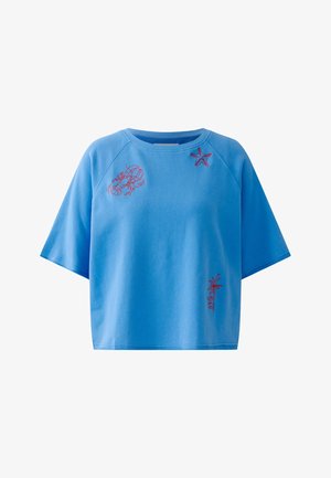 Blauw kort mouwen overhemd met rode geborduurde zee-motieven: kreeft, zeester en palmboom met tekst.