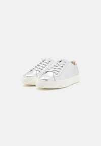 Sølvmetallic sneakers med flate hvite gummisåler, rund tå og snøring. Glatt tekstur og minimalisk styling.
