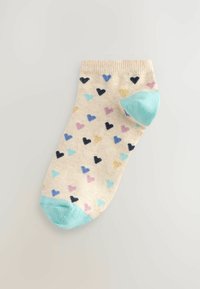 Calcetín de tobillo beige con patrones de corazones multicolores; puño y punta azul claro, textura suave, material de punto.