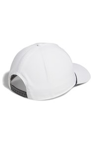 Casquette de baseball blanche avec une visière incurvée, fermeture à pression noire ajustable et texture de tissu lisse ; présente un bouton sur le dessus et des détails de couture.