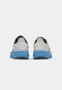 Chaussures de sport grises et bleues, avec un dessus texturé, une semelle rembourrée et des accents noirs. Adaptées à la course ou à un usage athlétique.