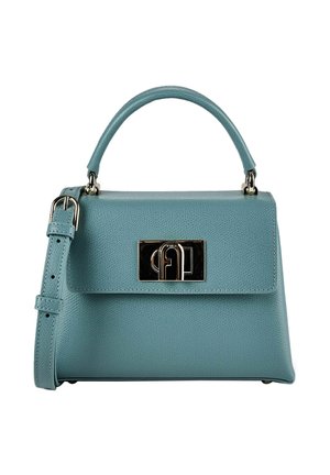 Sac à main en cuir texturé bleu clair avec poignée supérieure, bandoulière réglable et fermoir rectangulaire argenté sur le rabat avant.