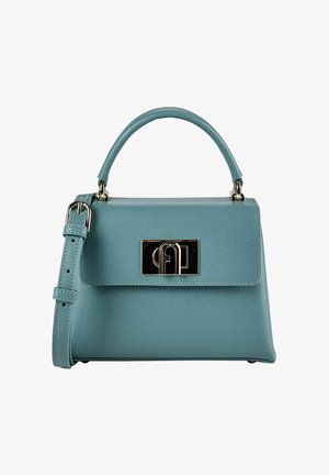 Sac à main en cuir texturé bleu clair avec poignée supérieure, bandoulière réglable et fermoir rectangulaire argenté sur le rabat avant.