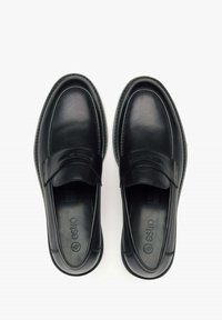 Czarne skórzane loafersy o gładkim wykończeniu, zaokrąglonym nosku, przeszywanymi akcentami i paskiem na przodzie, na białym tle.