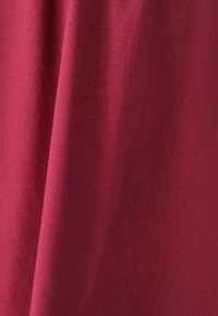 Tessuto di cotone color bordeaux con una consistenza liscia, che presenta un sottile motivo mélange e una caduta morbida. Nessuna cucitura o decorazione visibile.