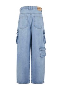 Lys blå denim cargo bukser med bred ben-design, flere sidelommer og et waistband-merke. Glatt tekstur og uformell passform.