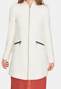 Stradivarius Abrigo corto - white