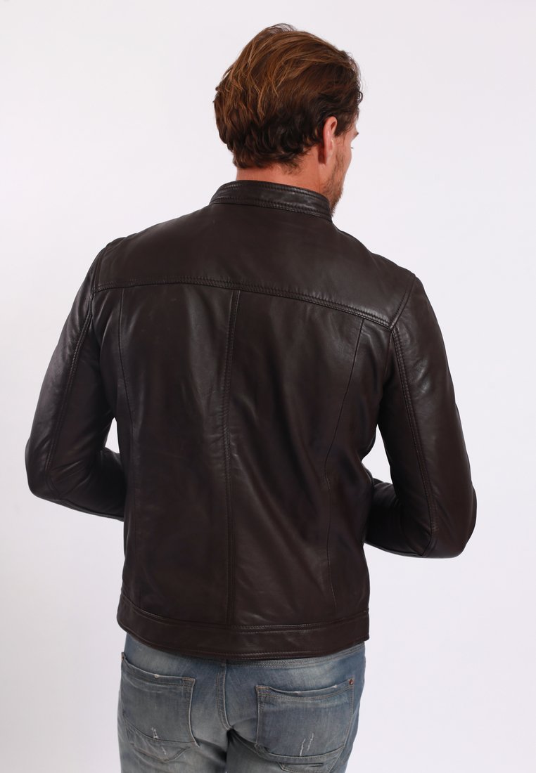 Veste en cuir marron au design simple, dotée d'un col montant, de coutures en panneaux et d'une texture lisse, vue de dos.