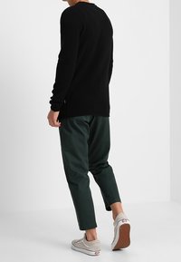 CHASIN' Maglione - black