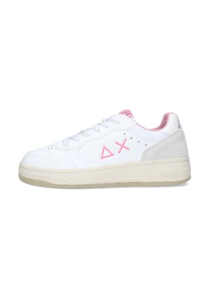 Sneaker bianca bassa con interno rosa, logo geometrico rosa, dettagli a stella, suola beige e toppa in camoscio sul tallone su sfondo bianco.