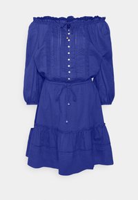 Blå av-axeln klänning med långa ärmar, knapfront, broderade detaljer och dragsko i midjan. Rynkad volangkant.
