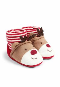 Chaussons d'enfants rouges et bruns avec un motif de renne, présentant un bord rayé, un tissu doux et des cornes en peluche, avec un visage souriant.