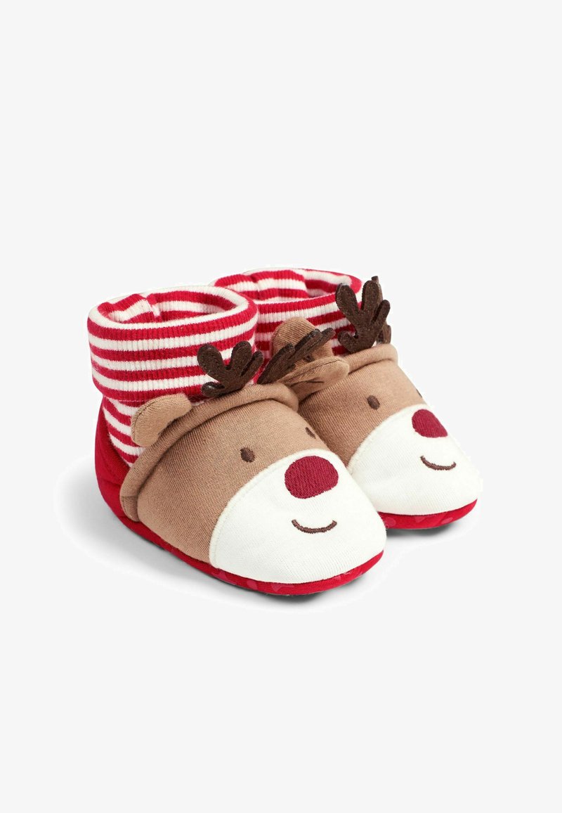 Chaussons d'enfants rouges et bruns avec un motif de renne, présentant un bord rayé, un tissu doux et des cornes en peluche, avec un visage souriant.