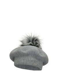 Béret en tricot gris de forme ronde, avec un pompon en fausse fourrure gris proéminent sur le dessus et un discret logo de marque sur le côté.