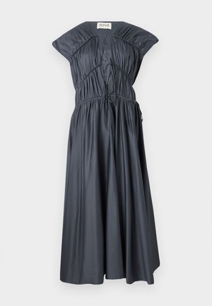 Sötétszürke ujjatlan ruha fodros részletekkel, elülső kötős megoldással és bővülő szoknyával, fehér háttéren megjelenítve.