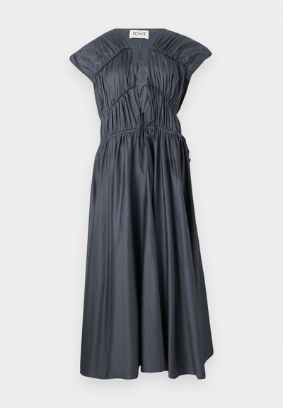 Σκούρο γκρι αμάνικο φόρεμα με βολάν, κλείσιμο με δέσιμο στο εμπρός μέρος και φουσκωτή φούστα, εμφανιζόμενο σε λευκό φόντο.