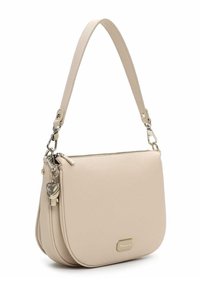 Beżowa torba na ramię wykonana z gładkiego syntetycznego materiału. Posiada zamknięcie na zamek, regulowany pasek oraz metalowy wisiorek w kształcie serca.