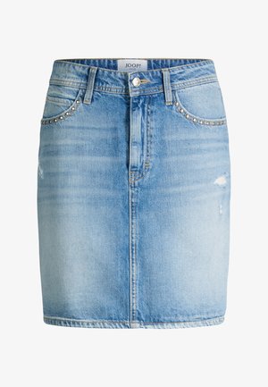 Jasnoniebieska mini spódnica z denimu z zapinaniem na guziki z przodu, szlufkami na pasek, nitowanymi detalami na kieszeniach, delikatnie postarzanymi miejscami oraz prostym brzegiem.