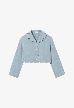 Camisa corta de color azul claro hecha de tejido texturizado, con un cuello festoneado, cierre de botones en la parte delantera y un único bolsillo en el pecho.