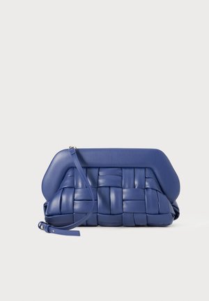 Clutch bag in pelle tessuta blu, con una parte superiore strutturata, un corpo morbido e una tracolla staccabile. Presenta una finitura liscia e bordi arrotondati.
