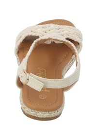 Sandalo beige con cinturini in tessuto intrecciato e suola texturizzata. Presenta una chiusura a fibbia e una sottile marca sulla soletta.