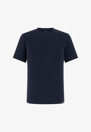 Jednoduché tmavě námořnické modré tričko s krátkými rukávy a kulatým výstřihem se malou značkovou nášivkou na spodním lemu na bílém pozadí.