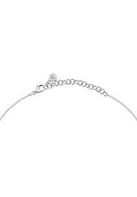 Bracciale in argento con chiusura a gancio e catena di estensione, caratterizzato da un charm circolare con un design a freccia inciso.