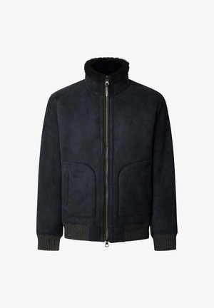 Giacca in suede blu navy con colletto alto, chiusura a zip, due tasche grandi e polsini a costine. Tessuto morbido, design minimalista.