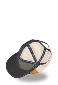Casquette de baseball avec une visière noire, des panneaux en maille beige et des accents jaunes. L'intérieur présente un tissu avec logo et des détails de coutures renforcées.
