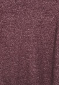Maglione in maglia borgogna con una texture morbida, design a collo rotondo e un sottile motivo melange. Adatto per un look informale.