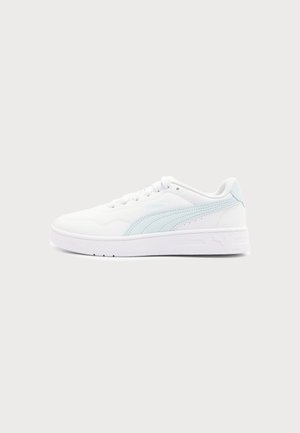 Λευκό sneaker χαμηλού ύψους με ανοιχτό μπλε λωρίδα στο πλάι και λευκή σόλα σε ουδέτερο φόντο, εμφανίζεται από την εξωτερική πλευρά.