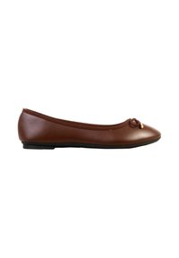 Ballerine plate en cuir marron avec bord élastique fin, petit nœud et semelle plate noire, montrée de profil sur fond blanc.