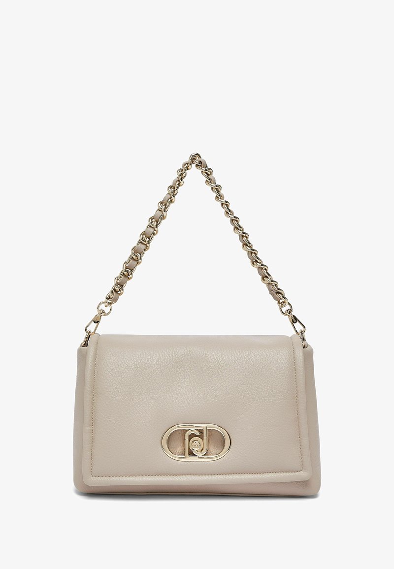 Sac à main en cuir beige avec bandoulière chaîne dorée et fermoir ovale doré sur le devant, posé sur fond blanc.