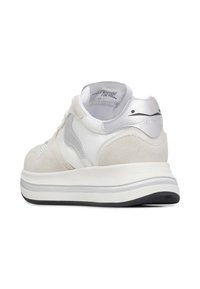 Baskets légères avec une palette de couleurs blanc et gris. Elles présentent un cuir lisse et un daim texturé, avec une semelle en caoutchouc épaisse et un branding minimal.