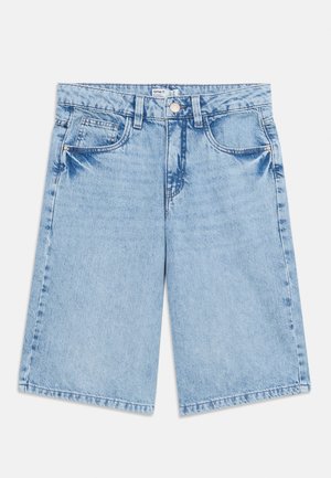 Shorts in denim azzurro chiaro con bottone frontale, passanti per cintura e due tasche frontali, esposti su uno sfondo neutro.