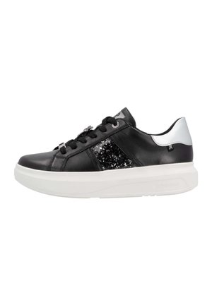 Baskets en simili cuir noires avec un panneau latéral noir scintillant, semelle blanche et accent argenté au niveau du talon. Bout rond et design à lacets.