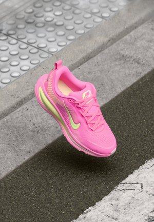 Běžecká obuv Nike v jasně růžové barvě s limetkovými akcentmi. Síťovaná horná časť, okrúhly špička, šnurovací dizajn, textúrovaná podrážka, charakteristické logo na jazyku.