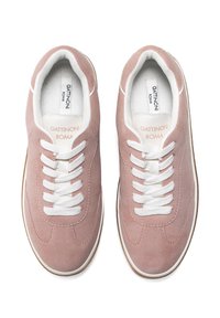 Rosa mockalädersneakers med vita snören, vadderad tunga och en texturerad gummisula. "Gattinoni Roma"-logotyp synlig på hälen och tungan.