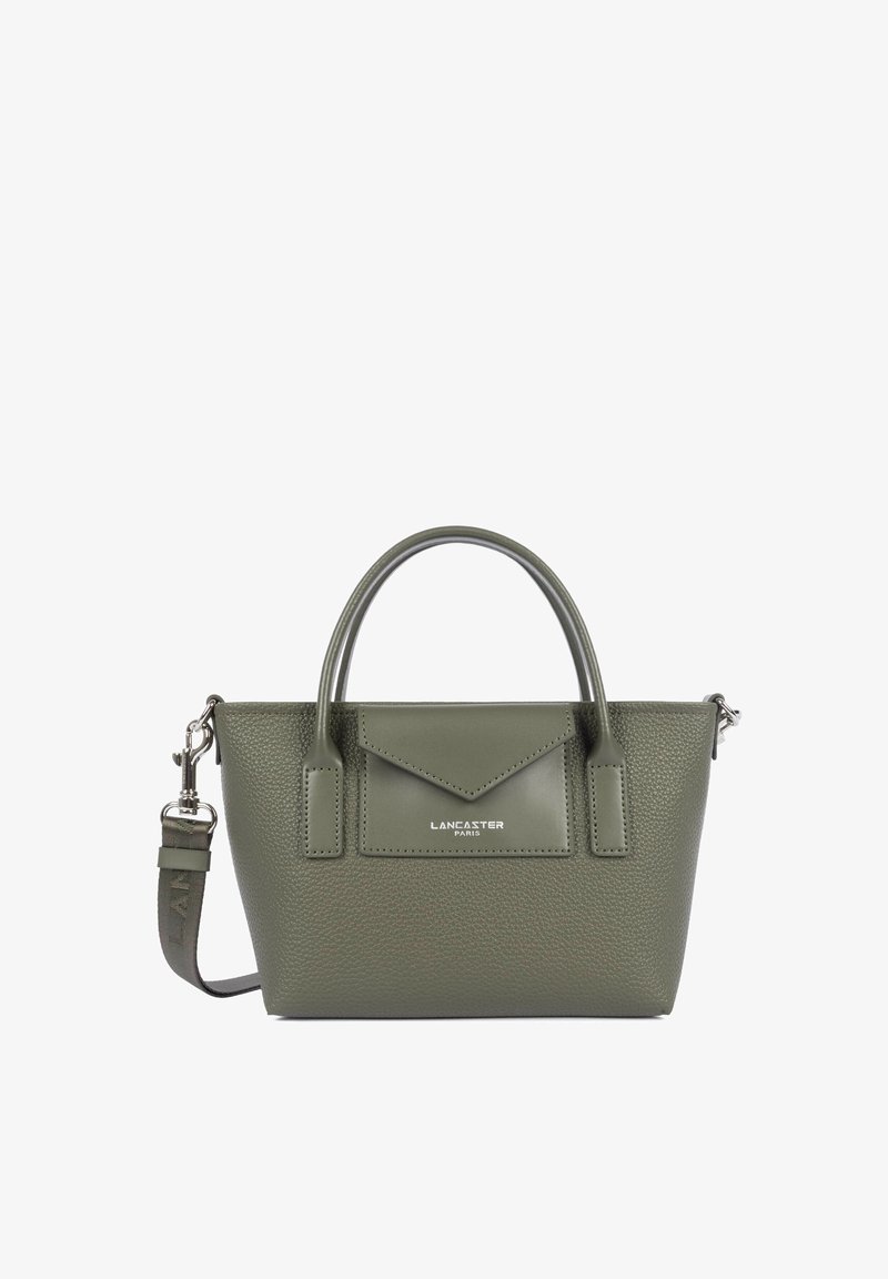 Sac à main en cuir vert olive avec deux poignées, une poche avant à rabat, des ferrures argentées et une bandoulière réglable sur fond blanc.