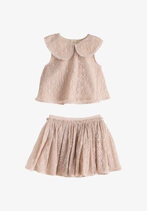 Top roz fără mâneci din dantelă cu guler mare rotunjit și fustă asortată plisată din dantelă pentru un copil mic sau o copilă mică.