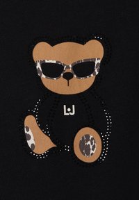 Un ours en peluche marron portant des lunettes de soleil imprimées léopard, sur un fond noir, avec les lettres "Lj" sur sa poitrine et des points décoratifs noirs et blancs.