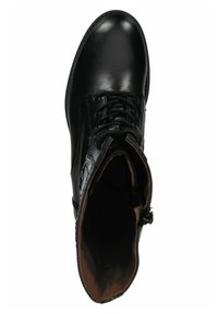 Bottine en cuir noir à bout arrondi, avec un laçage sur le devant, une texture lisse et un subtile détail de doublure intérieure.