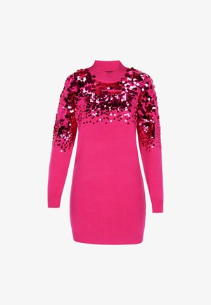 Fényes rózsaszín hosszú ujjú pulóverruha magas nyakkal, a felső mellen és az ujjakon csillogó vörös és rózsaszín flitterekkel borítva.