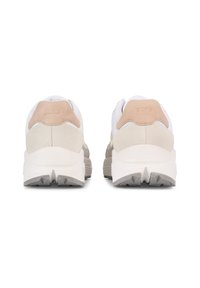 Witte en beige sneakers met een gewatteerde hiel, suede accenten en een textuurmateriaal. Vervaging van lichte naar donkere tinten op de zool. Merkenlogo zichtbaar.