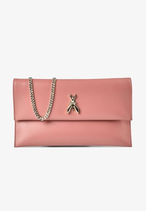 Pochette rectangulaire en cuir rose avec un emblème doré en forme d'insecte sur le rabat et une bandoulière chaîne argentée drapée sur le dessus.