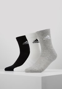 Kolm paari pahklu sokke: mustad ribikangaga, valged triibulised ja heledat hallid heegeldatud mustriga. Kõigil on Adidas logo.