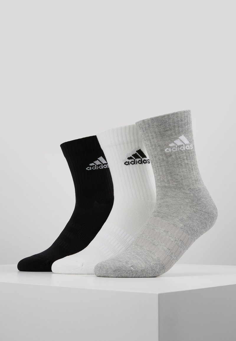 Kolm paari pahklu sokke: mustad ribikangaga, valged triibulised ja heledat hallid heegeldatud mustriga. Kõigil on Adidas logo.