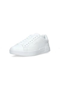 Sneaker bianche realizzate in materiale sintetico liscio, con design a bassa altezza, punta rotonda e suola piatta con dettagli laterali testurizzati.