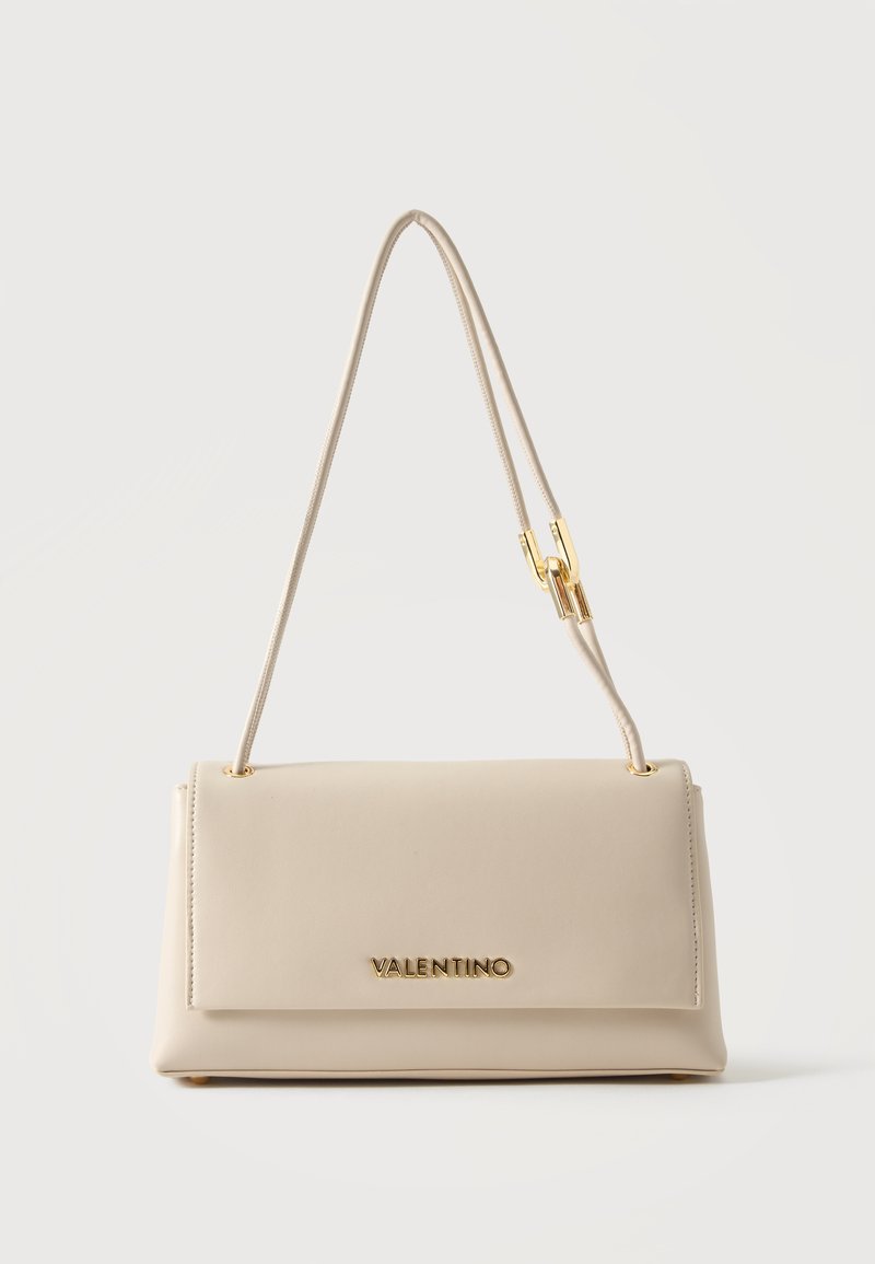 Μπεζ ορθογώνια τσάντα Valentino με χρυσό λογότυπο και ρυθμιζόμενο λουρί ώμου σε λευκό φόντο.