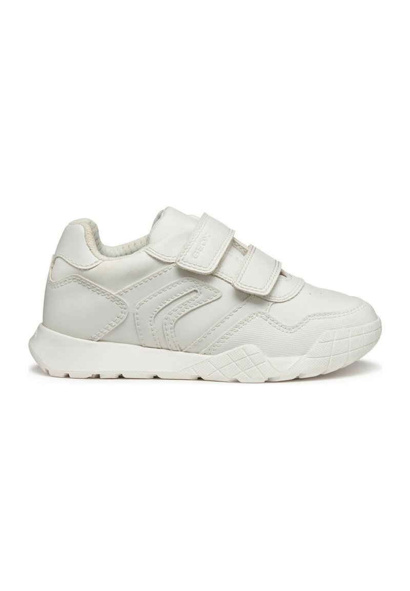 Scarpe sportive bianche con due cinturini in Velcro, materiale sintetico liscio, dettagli testurizzati e suola in gomma con motivo per una maggiore aderenza.